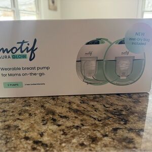 NEW Motif Aura Glow Breast Pump Set
